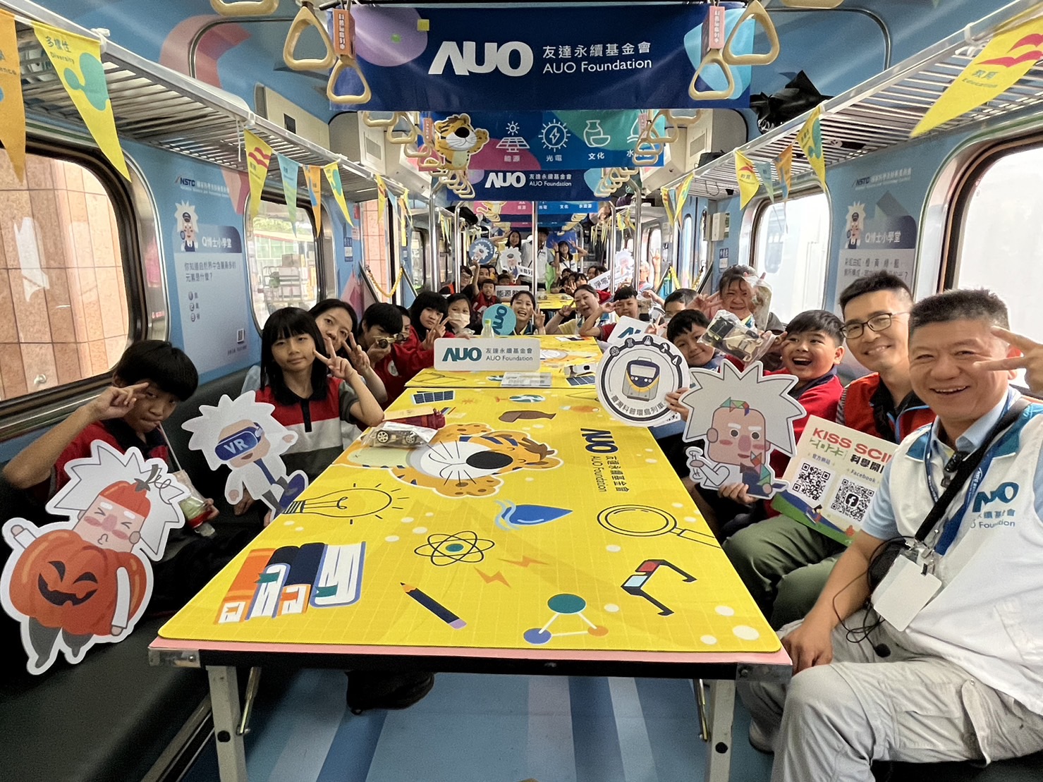 永續基金會參與「臺灣科普環島列車」，設計基礎科學車廂課程，以「淨零碳排和永續能源」為主題，讓學生透過創意實驗認識淨零知識，以及思考生活中的減碳行為