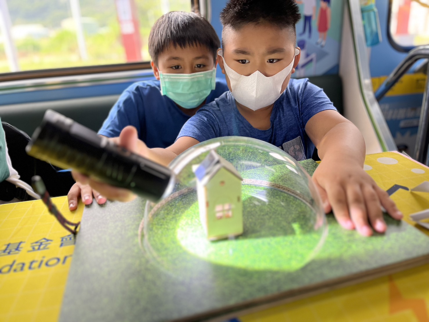參與基礎科學主題車廂，以STEAM教學精神，設計「逐日科學家」、「太陽能工程師」以及「淨零建築師」三大能源科普課程和實驗
