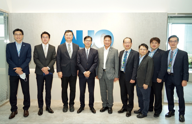 光電前進亞灣成立「AUO解決方案研發中心」，作為多元場域解決方案研發及試驗場域（圖中左為高雄市長陳其邁、圖中右為光電董事長彭双浪）